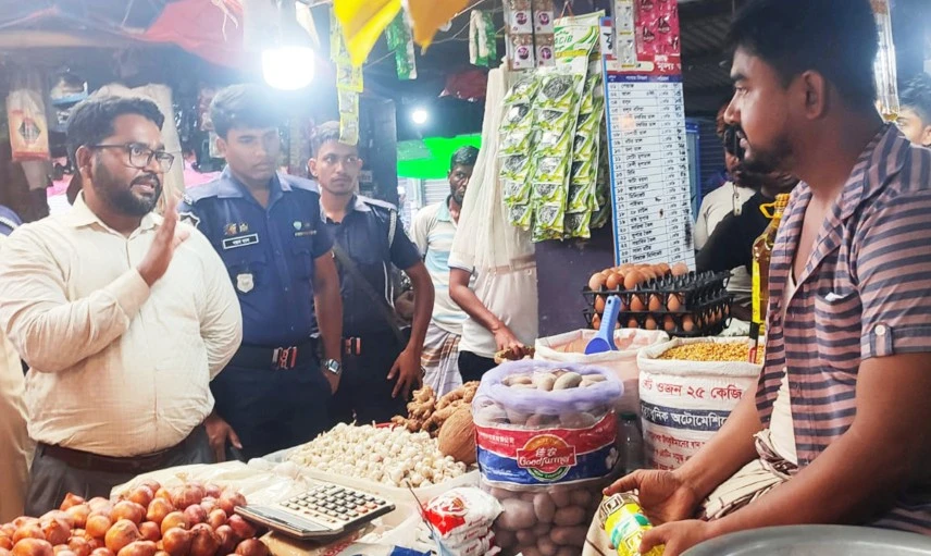 কুমিল্লা নগরীর রাজগঞ্জ বাজারে ভোক্তা অধিকারের অভিযান